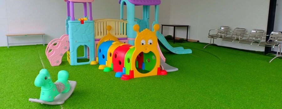 کاربردهای چمن مصنوعی برای مهدکودک و خانه بازی: از ایمنی تا آموزش