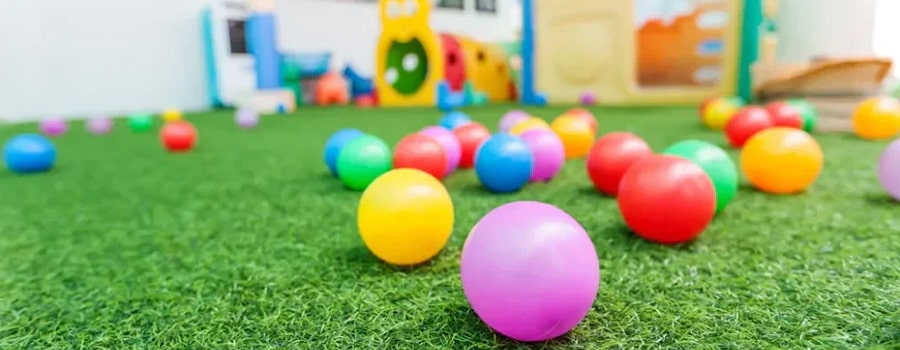 مزایای استفاده ازچمن مصنوعی برای مهدکودک و خانه بازی: چرا این پوشش کف برتر است؟
