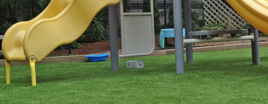 مقایسه چمن مصنوعی با پوشش‌های طبیعی و سنتی: کدام بهتر برای کودکان است؟